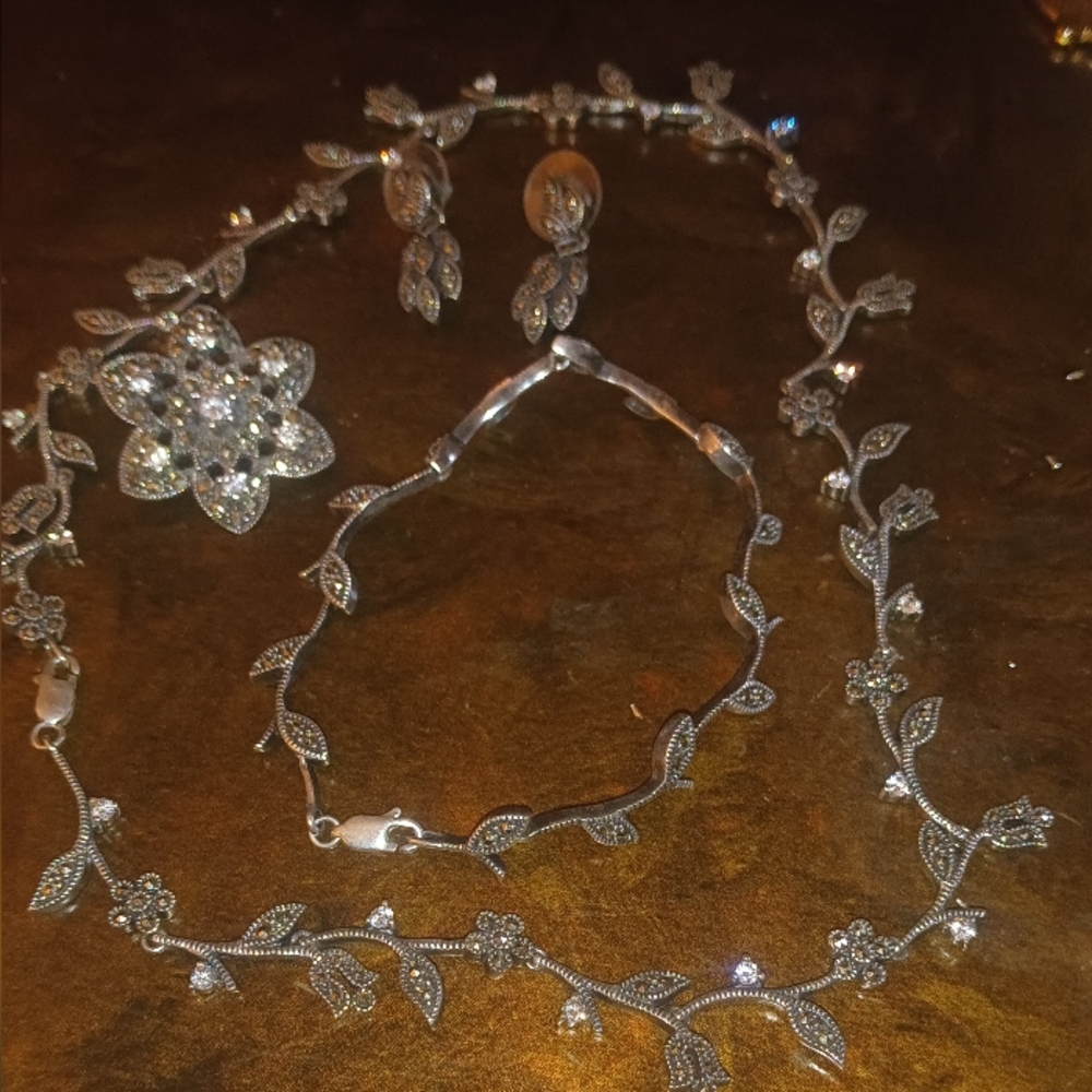 Elegant Silver Silver Floral Jewelry Set